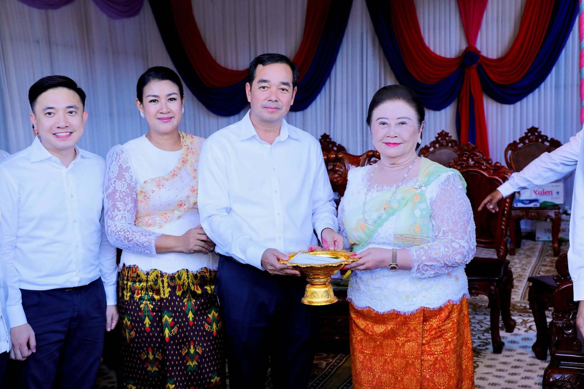   ឯកឧត្តម អ៊ុន ចាន់ដា និងលោកជំទាវ អញ្ជើញចូលរួមពិធីសូត្រមន្ត ក្រុងពាលី ក្នុងពិធីបុណ្យកឋិនទានសាមគ្គី វត្តបុទុមរតនដីដុះ