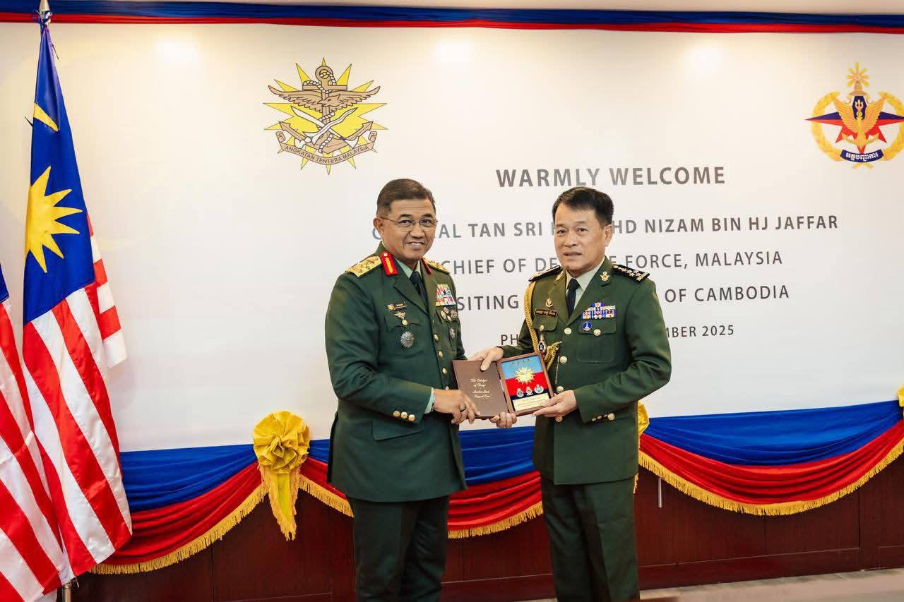   ឯកឧត្តម នាយឧត្តមសេនីយ៍ វង្ស ពិសេន អញ្ចើញជួបពិភាក្សាការងារទ្វេភាគី ជាមួយឯកឧត្តម នាយឧត្ដមសេនីយ៍ Tan Sri Hj Mohd Nizam bin Hj Jaffar អគ្គមេបញ្ជាការកងទ័ពម៉ាឡេស៊ី នៅអគ្គមេបញ្ជាការ នៃកងយោធពលខេមរភូមិន្ទ