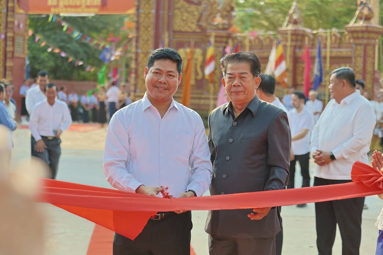 &nbsp; លោក ប៊ិន ឡាដា អភិបាលស្រុកស្រីសន្ធរ អញ្ចើញចូលរួមពិធីសម្ពោធ ឆ្លងផ្លូវបេតុង និងសមិទ្ធផលផ្សេងៗនៅក្នុងភូមិ និងវត្តពោធិយាគង្គារាម ហៅវត្តចុងបឹងក្នុង ស្ថិតនៅក្នុងស្រុកស្រីសន្ធរ ក្រោមអធិបតីភាពដ៏ខ្ពង់ខ្ពស់ឯកឧត្តម លូ គឹមឈន់