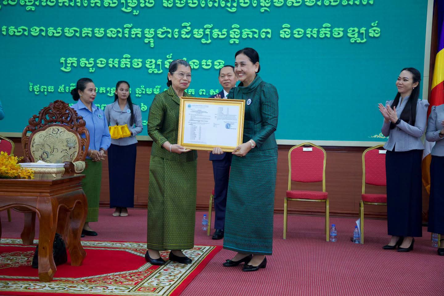 &nbsp; សម្តេចកិត្តិសង្គហបណ្ឌិត ម៉ែន សំអន អញ្ជើញប្រកាសទទួលស្គាល់ លោកជំទាវ វង គន្ធារី ជាប្រធានកិត្តិយសគណៈកម្មការ សាខាសមាគមនារីកម្ពុជាដើម្បីសន្តិភាព និងអភិវឌ្ឍន៍ក្រសួងអភិវឌ្ឍន៍ជនបទ
