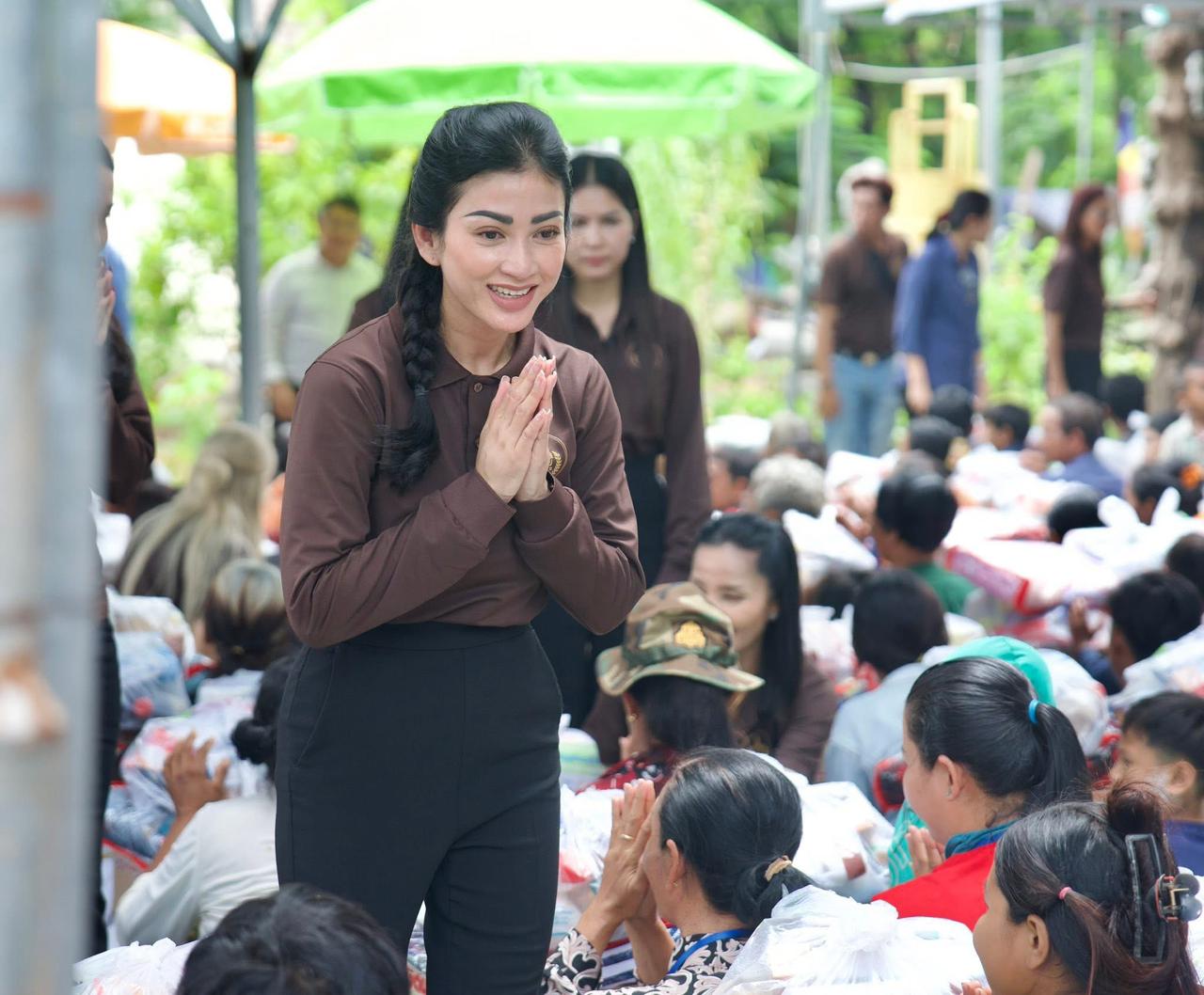   លោកជំទាវអ្នកឧកញ៉ា ម៉ៅ ចំណាន គិត ម៉េង ប្រធានសមាគមសិល្បករខ្មែរ អញ្ចើញបន្តចែកជូនអំណោយដល់ជនភៀសសឹក ចំនួន៥៤៤គ្រួសារ នៅក្នុងខេត្តព្រះវិហារ