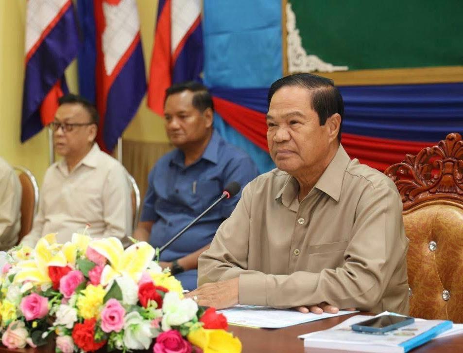   ឯកឧត្តមកិត្តិសង្គហបណ្ឌិត គន់ គីម សមាជិក គណៈអចិន្រ្តៃយ៍ និងជាប្រធានក្រុមការងារគណបក្សចុះមូលដ្ឋាន ខេត្តឧត្តរមានជ័យ អញ្ជើញជាអធិបតីភាពដ៏ខ្ពង់ខ្ពស់ ក្នុងកិច្ចប្រជុំបូកសរុបលទ្ធផលការងារ និងទិសដៅអនុវត្ត បន្តសម្រាប់ ខែកក្កដា និងសីហា