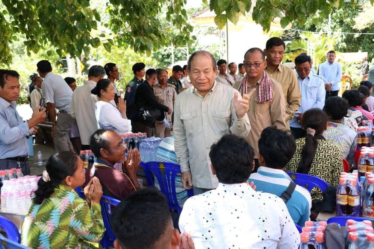   ឯកឧត្តម ស៊ុន សុវណ្ណារិទ្ធិ អភិបាលខេត្តកំពង់ឆ្នាំង បានអមដំណើរឯកឧត្តមបណ្ឌិតសភាចារ្យ អ៊ុក​ រ៉ាប៊ុន​ ទេសរដ្ឋមន្រ្តី​​ អញ្ជេីញជួបសំណេះសំណាល ជាមួយបងប្អូនប្រជាពលរដ្ឋ ដែលរងផលប៉ះពាល់ ដោយសារ ទឹកជំនន់ទន្លេ ក្នុងស្រុកជលគីរី និងស្រុករលាប្អៀរ