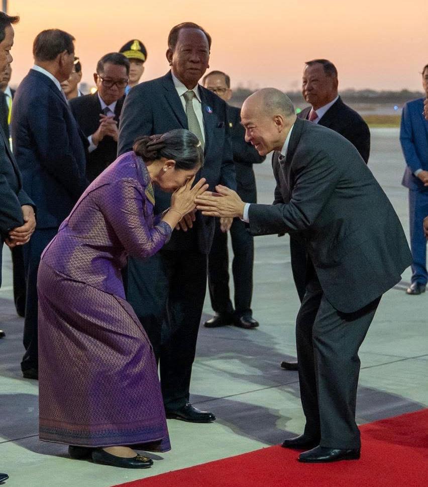   សម្ដេចកិត្តិសង្គហបណ្ឌិត ម៉ែន សំអន ឧត្តមប្រឹក្សាផ្ទាល់ព្រះមហាក្សត្រ អញ្ជើញទទួលព្រះរាជដំណើរយាងនិវត្តន៍ របស់ព្រះករុណា ព្រះបាទសម្ដេចព្រះបរមនាថ នរោត្តម សីហមុនី ព្រះមហាក្សត្រ នៃព្រះរាជាណាចក្រកម្ពុជា