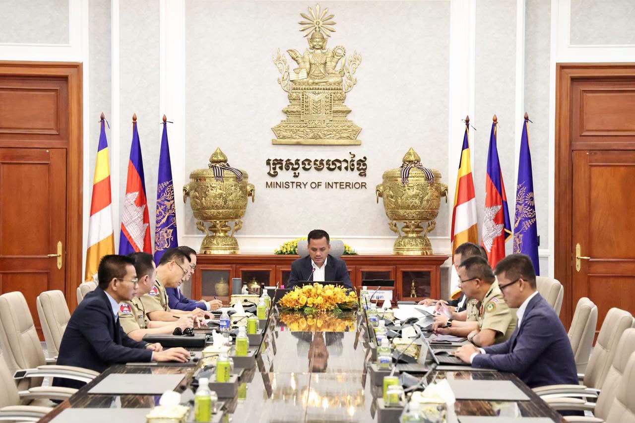 &nbsp; ឯកឧត្ដមសន្តិបណ្ឌិត សុខ ផល រដ្នលេខាធិការក្រសួងមហាផ្ទៃ អញ្ចើញចូលរួមកិច្ចប្រជុំពិនិត្យការចាត់នីតិវិធី លើជនបរទេសស្នាក់នៅ និងធ្វើការខុសច្បាប់ ពាក់ព័ន្ធនឹងការឆបោកតាមបច្ចេកវិទ្យា (Online Scams) នៅទីស្តីការក្រមហាផ្ទៃ