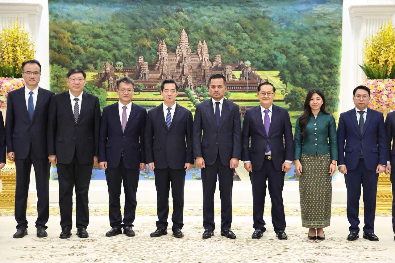 &nbsp; ឯកឧត្ដមសន្តិបណ្ឌិត សុខ ផល រដ្នលេខាធិការក្រសួងមហាផ្ទៃ អញ្ចើញចូលរួមជាមួយឯកឧត្តមអភិសន្តិបណ្ឌិត ស សុខា ឧបនាយករដ្ឋមន្ត្រី ទទួលជួបឯកឧត្តម LI YAOGUANG និងគណៈប្រតិភូ ក្នុងជំនួបសម្តែងការគួរសម និងពិភាក្សាការងារ នៅទីស្តីការក្រសួងមហាផ្ទៃ